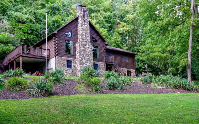 Vacation Cabin Rental - The Flying Squirrel Lodge